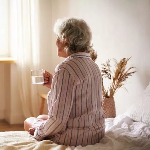 Warum ist eine ausreichende Flüssigkeitszufuhr bei der Pflege eines älteren Menschen wichtig? 